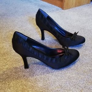 Kenneth Cole Lucky Charm Black Heel, size 6.5